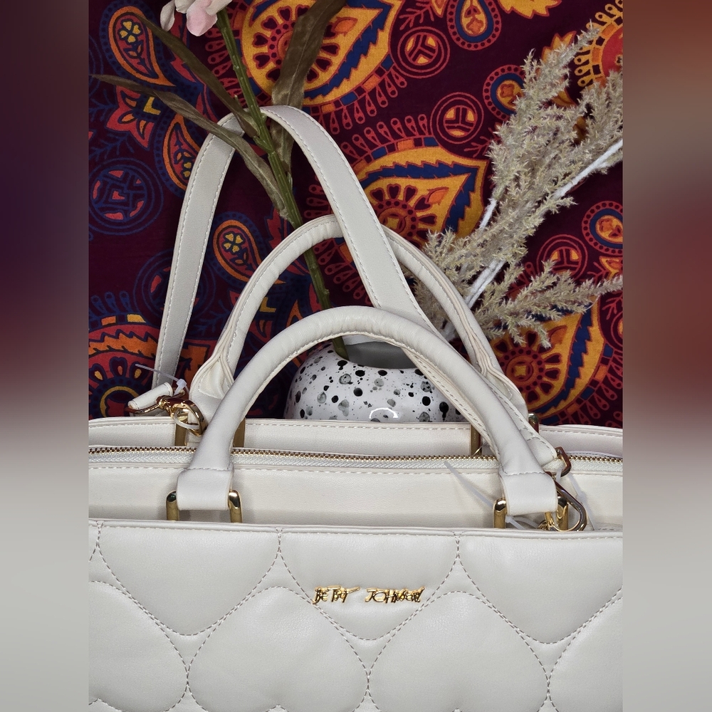 Betsey Johnson White Heart Quilted Handbag - Picture 3 of 15